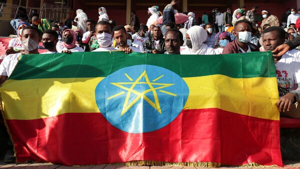 Voluntarios etíopes con la bandera nacional se reunen para donar su sangre a los soldados etíopes heridos - Sputnik Mundo