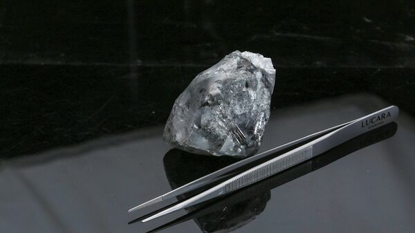 El diamante blanco de 998 quilates encontrado en la mina de Karowe en Botswana - Sputnik Mundo