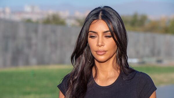 Kim Kardashian visita el complejo conmemorativo del genocidio armenio Tsitsernakaberd en Ereván - Sputnik Mundo