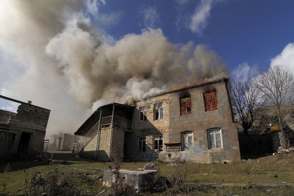 Tierra quemada: los armenios incendian sus hogares en Karabaj antes de cederlas a Azerbaiyán Tierra quemada: los armenios incendian sus hogares en Karabaj antes de cederlas a Azerbaiyán - Sputnik Mundo