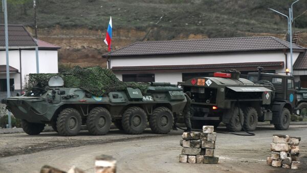 Un vehículo militar ruso en Nagorno Karabaj - Sputnik Mundo