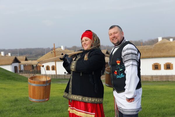 Bellezas y entretenimiento al estilo ruso: un pueblo étnico en el suroeste del país

 - Sputnik Mundo