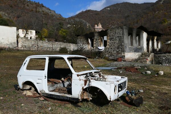 Casas en llamas y fuerzas de paz: así se ve Nagorno Karabaj tras el alto el fuego

 - Sputnik Mundo