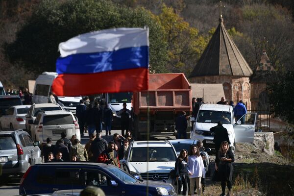 Casas en llamas y fuerzas de paz: así se ve Nagorno Karabaj tras el alto el fuego

 - Sputnik Mundo