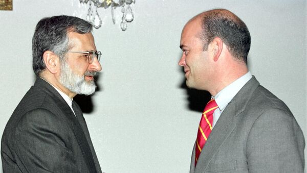 Fernando Villalonga (derecha) estrechando la mano con el ya exministro de Asuntos Exteriores de Irán Kamal Kharazi (izquierda) - Sputnik Mundo