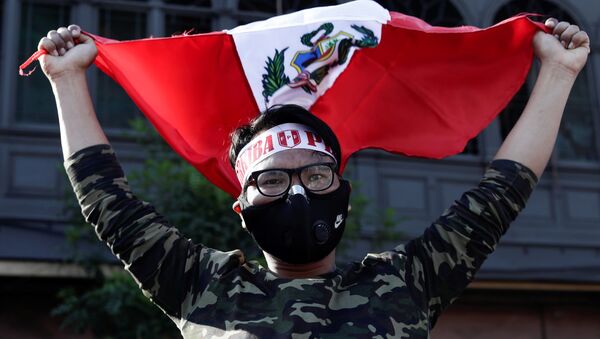 Un manifestante en Lima, Perú - Sputnik Mundo