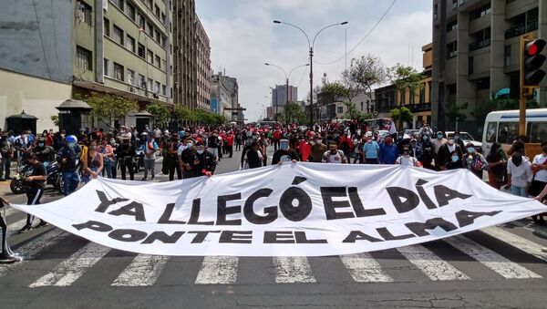 Manifestantes en Lima recuerdan frase de César Vallejo, el principal poeta de Perú, en medio de la crisis - Sputnik Mundo