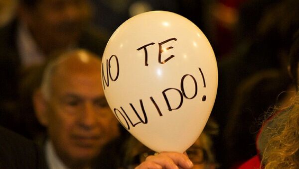 Mujer sostiene globo con la frase No te olvido - Sputnik Mundo