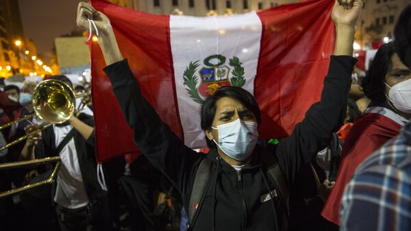 Un joven se moviliza en Perú durante la crisis política de noviembre de 2020 - Sputnik Mundo