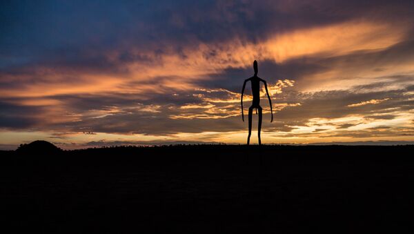 Una escultura humanoide en Australia - Sputnik Mundo