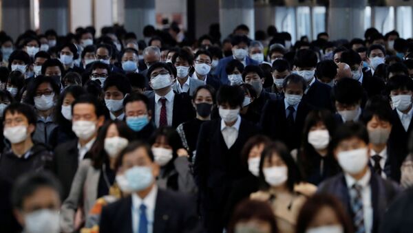 Gente con mascarillas en Tokio, Japón - Sputnik Mundo