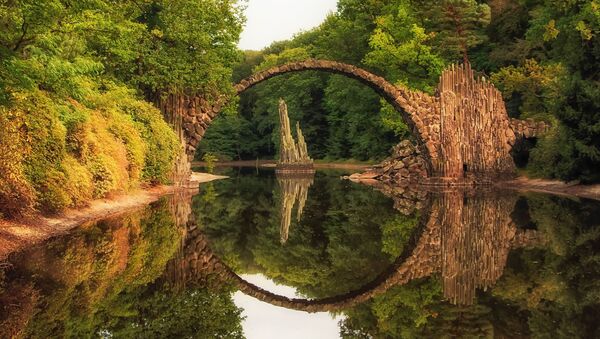 El puente de Rakotzbrucke, en Alemania, también conocido como el puente del Diablo. - Sputnik Mundo