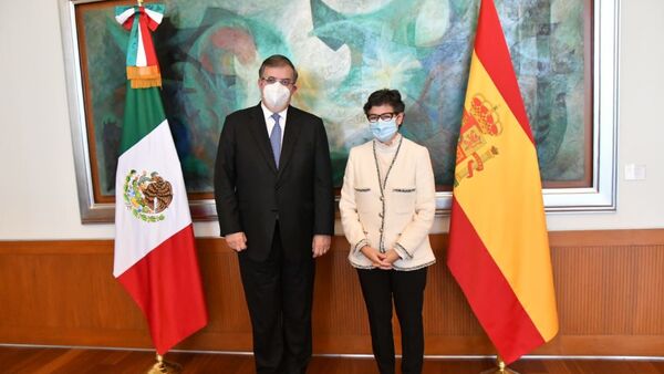 La canciller de España, Arancha González Laya, junto a su homólogo mexicano, Marcelo Ebrard - Sputnik Mundo