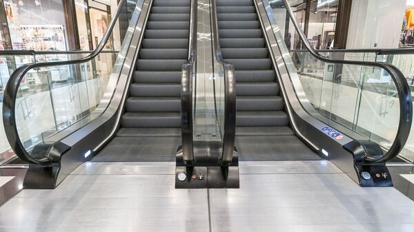 Unas escaleras mecánicas en un centro comercial, referencial - Sputnik Mundo