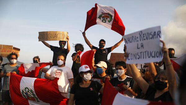 Una concentración con banderas de Perú en Brasil tras la dimisión de Manuel Merino - Sputnik Mundo
