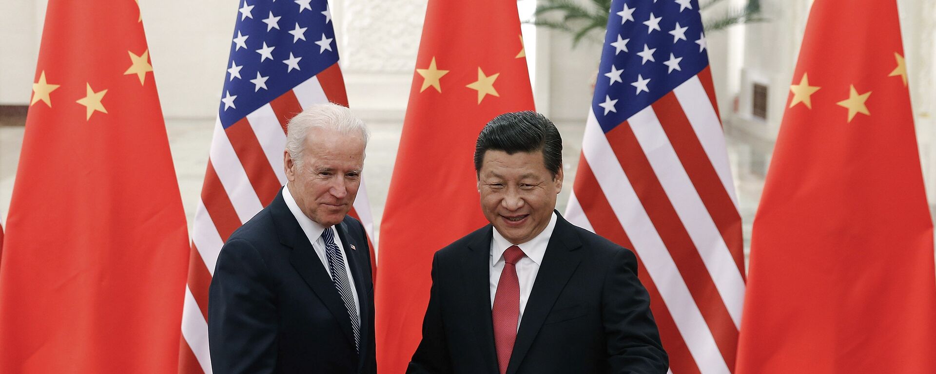 El presidente chino, Xi Jinping con su homólogo de EEUU, Joe Biden - Sputnik Mundo, 1920, 17.12.2021