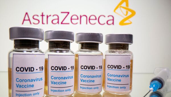 Vacuna anti-COVID frente al logo AstraZeneca - Sputnik Mundo