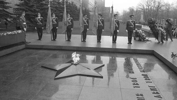 Tumba del Soldado Desconocido frente al muro del Kremlin, 1975 (archivo) - Sputnik Mundo