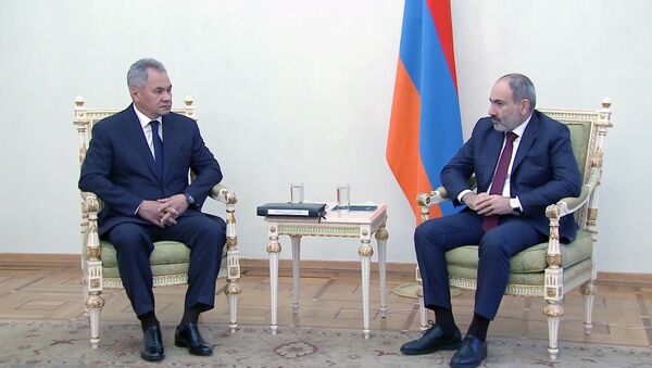 La reunión del ministro de Defensa ruso, Serguéi Shoigú, con el primer ministro armenio, Nikol Pashinián, en Ereván - Sputnik Mundo