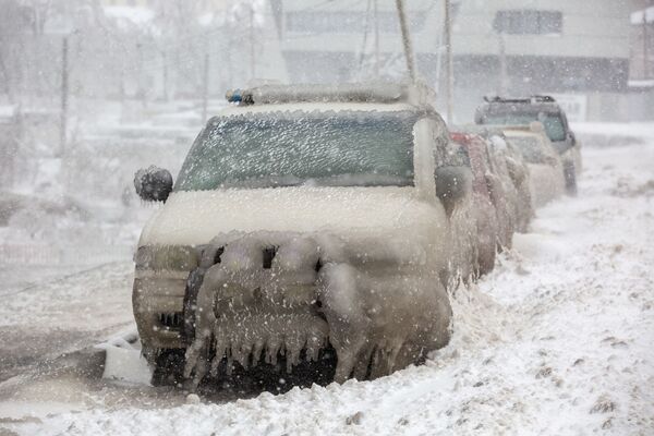 Un ciclón de nieve y una lluvia de hielo azotan el Lejano Oriente ruso: daños colosales

 - Sputnik Mundo