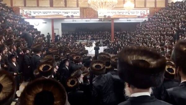 Una multitud celebra una boda en una sinagoga neoyorquina - Sputnik Mundo