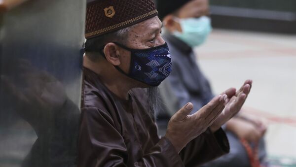 Un musulmán indonesio reza en una mezquita en las cercanías de Yakarta - Sputnik Mundo