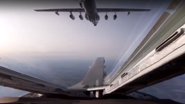 Los 'cisnes blancos' y los Il-78 vuelan a tan solo 30 metros de distancia - Sputnik Mundo