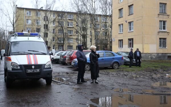 Un coche del servicio de emergencias cerca del edificio donde un hombre retuvo a rehenes en Kólpino - Sputnik Mundo