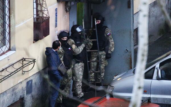 Fuerzas de seguridad cerca del edificio donde un hombre retuvo a rehenes en Kólpino - Sputnik Mundo