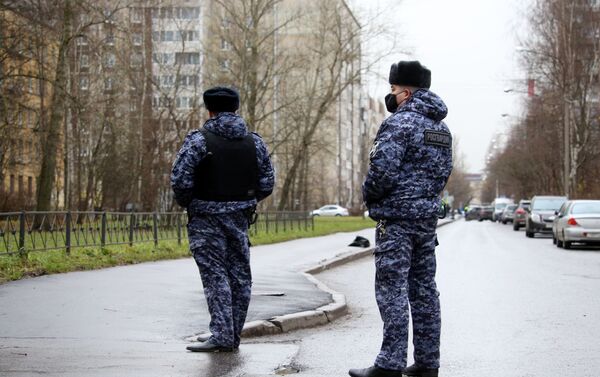 Los policías cerca del edificio donde un hombre retuvo a rehenes en Kólpino - Sputnik Mundo