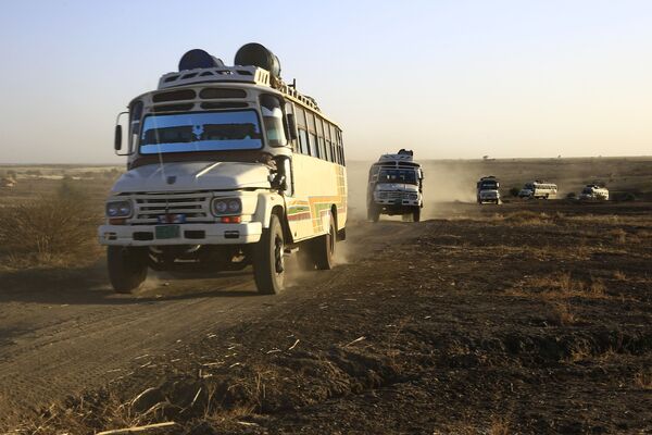 Автобусы с эфиопскими беженцами на пути в лагерь для беженцев в Судане  - Sputnik Mundo