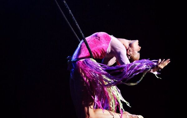 Una trapecista durante una función del Circus Internacional - Sputnik Mundo