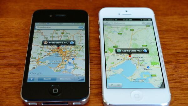 Unos teléfonos iPhone con la aplicación Google Maps - Sputnik Mundo