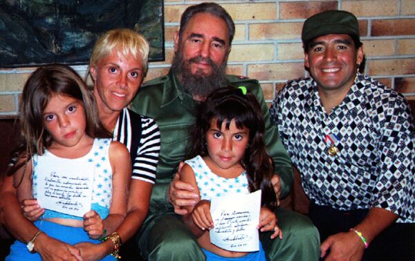 Fidel Castro y la familia de Diego Maradona - Sputnik Mundo