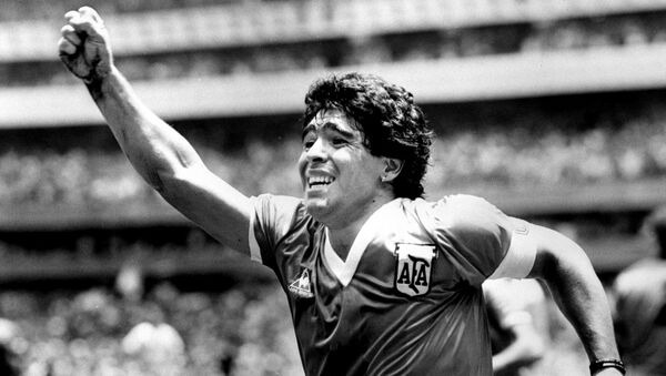 Diego Maradona tras marcar un gol en el partido con Inglaterra en el Mundial de México 1986 - Sputnik Mundo