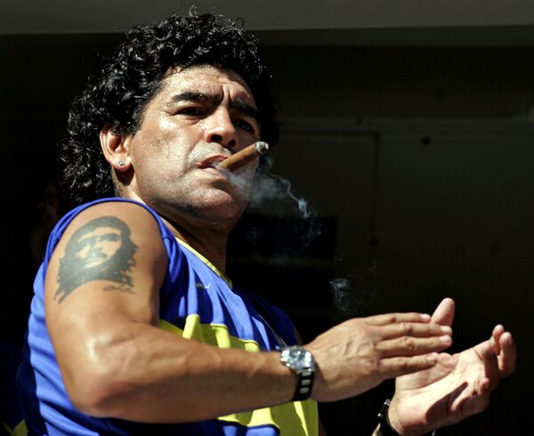 Maradona, una pelota y un viejo violín stradivarius Maradona, una pelota y un viejo violín stradivarius - Sputnik Mundo