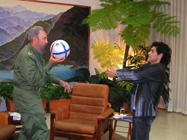 Diego Armando Maradona y Fidel Castro - Sputnik Mundo