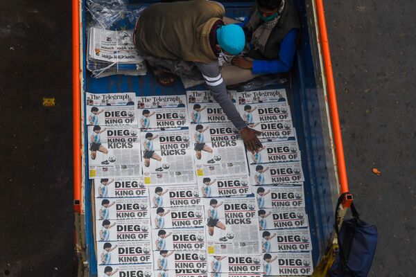 Продажа газет о смерти Диего Марадоны в Индии  - Sputnik Mundo