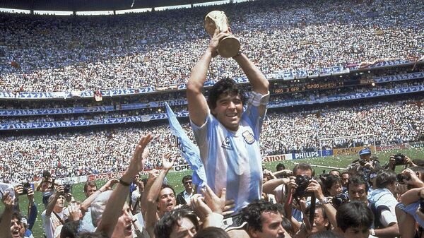Diego Armando Maradona sostiene el trofeo de su equipo después de la victoria de Argentina por 3-2 sobre Alemania Occidental en la final de la Copa del Mundo 1986 - Sputnik Mundo