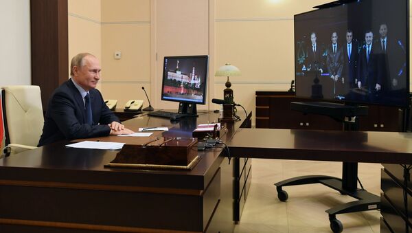 Vladímir Putin, el presidente de Rusia, inaugurando una nueva planta para producir vacunas anti-COVID - Sputnik Mundo
