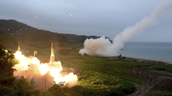 Lanzamiento de misiles durante un ejercicio militar combinado de Corea del Sur y EEUU (archivo) - Sputnik Mundo