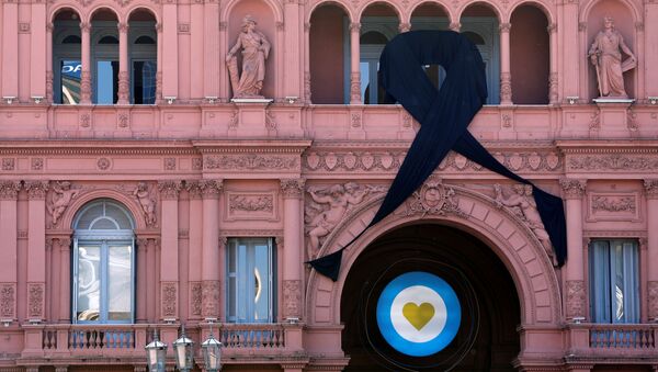 Lazo negro colgado de la Casa Rosada en el homenaje a Diego Maradona, Buenos Aires - Sputnik Mundo