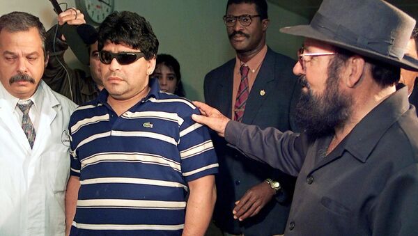 Diego Maradona llegando al Hospital Psiquiátrico de La Habana, para internarse por el consumo abusivo de drogas, en el 2000 - Sputnik Mundo