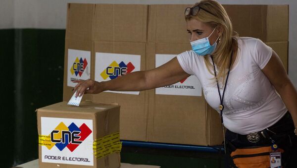 Una mujer emite su voto durante un simulacro electoral previo a las elecciones parlamentarias del 6 de diciembre.  - Sputnik Mundo