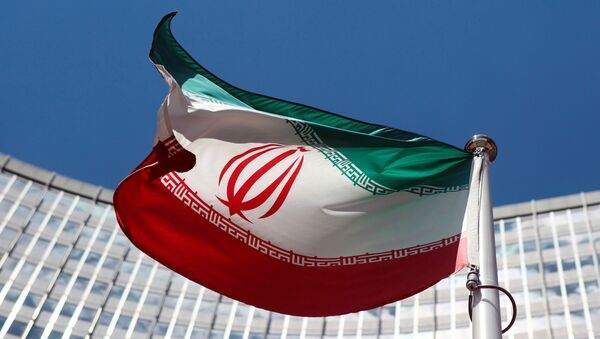 Una bandera iraní ondea frente a la sede de las Naciones Unidas en Viena (archivo) - Sputnik Mundo
