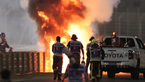 Bólido de Romain Grosjean en llamas tras un accidente durante el Gran Premio de Bahréin  - Sputnik Mundo