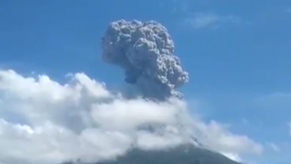 Miles de personas huyen en pánico tras la erupción de un volcán en Indonesia - Sputnik Mundo