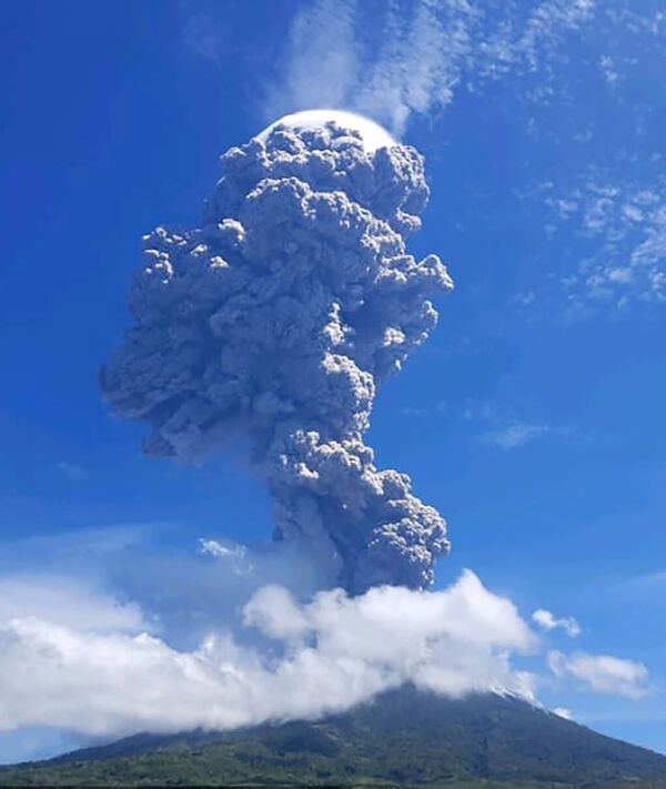 Increíbles imágenes de la erupción del volcán Lewotolo en Indonesia 

 - Sputnik Mundo