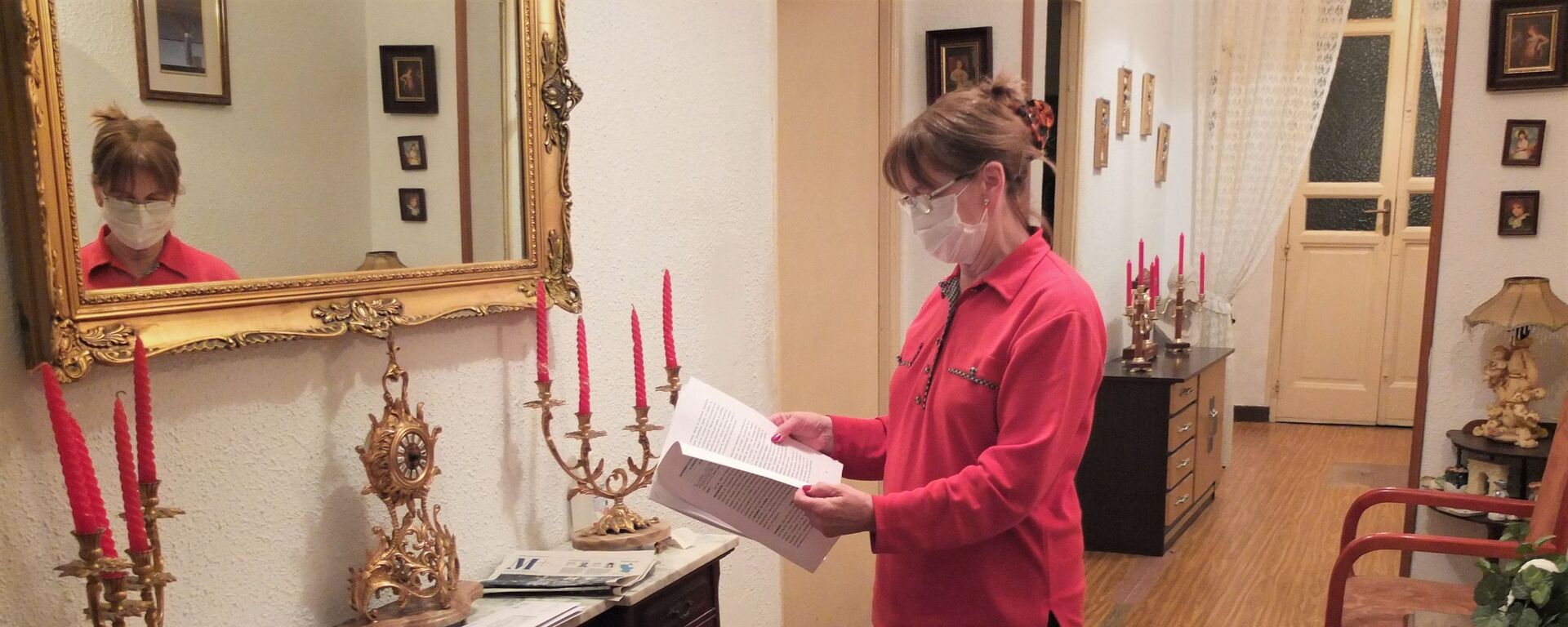 Julia Lucas, vecina del Palacio de la Infanta Carlota, en el centro de Madrid, mirando unos documentos sobre el desalojo - Sputnik Mundo, 1920, 01.12.2020