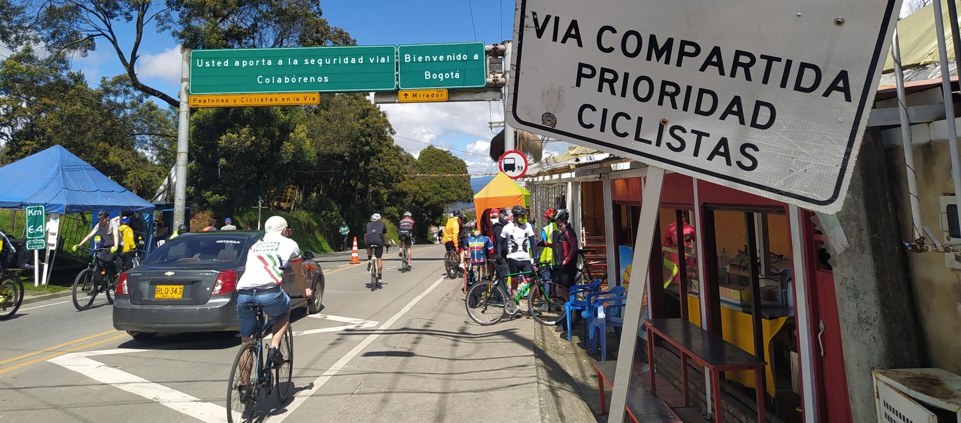 A las afueras de Bogotá, en la vía a La Calera, cada fin de semana se calcula que  al menos 1.000 personas practican el ciclismo - Sputnik Mundo, 1920, 30.11.2020